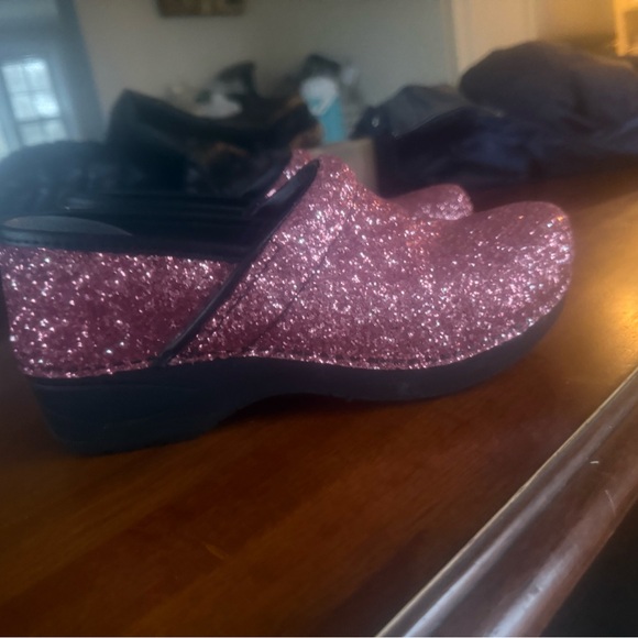 Very Gently Preowned/Excellent Condition Dansko XP Glitter Clogs in Pink - Picture 9 of 11